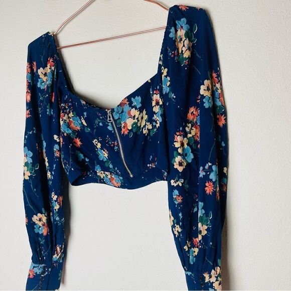 EUC Planet Blue Capulet Blue Floral Peasant Crop Top XS - Picture 4 of 5
